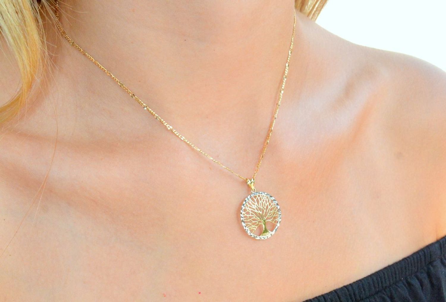 Złota zawieszka 375 drzewko szczęścia w kółku ZA 6777 375. Złota zawieszka 375. Złoty wisiorek drzewko szczęscia. Złota zawieszka damska. Zawieszka damska drzewko szczęścia próby 375. Złota zawieszka na prezent..jpg